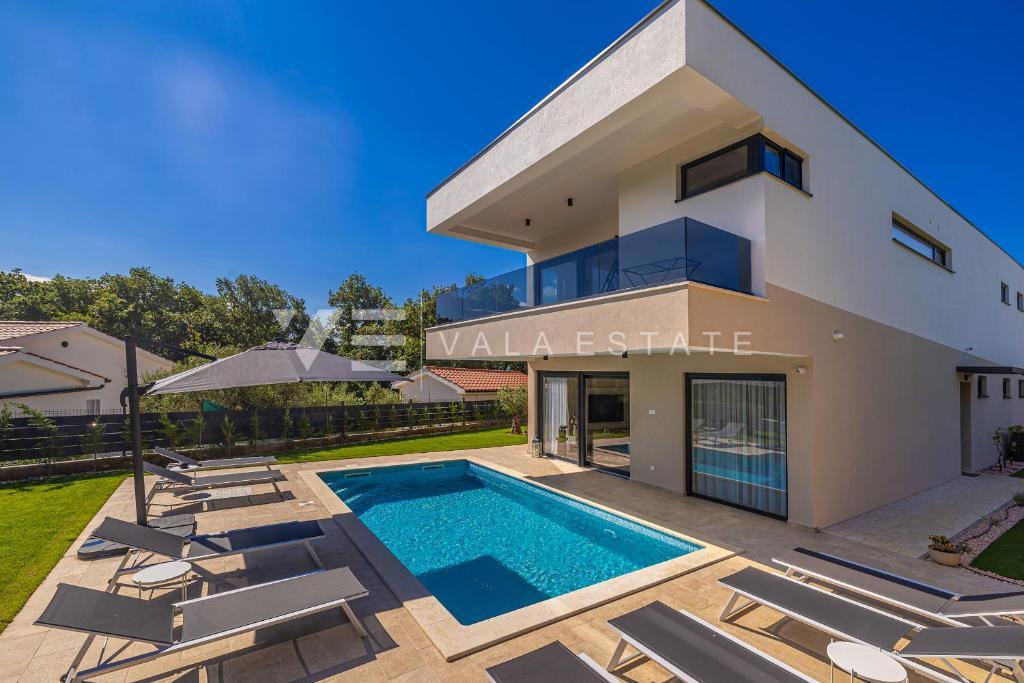 MODERNA CASA SEMINDIPENDENTE CON PISCINA