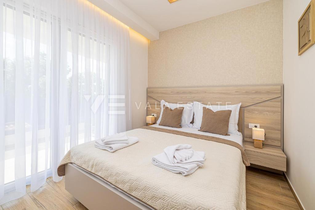 MODERNA CASA SEMINDIPENDENTE CON PISCINA