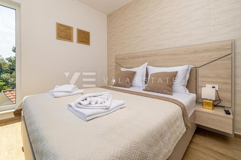 MODERNA CASA SEMINDIPENDENTE CON PISCINA