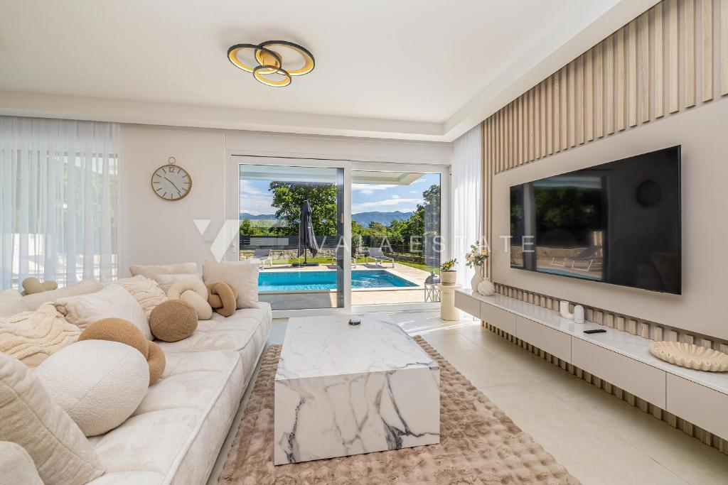 MODERNA CASA SEMINDIPENDENTE CON PISCINA