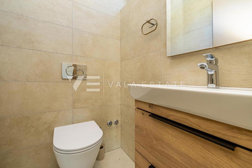 MODERNA CASA SEMINDIPENDENTE CON PISCINA