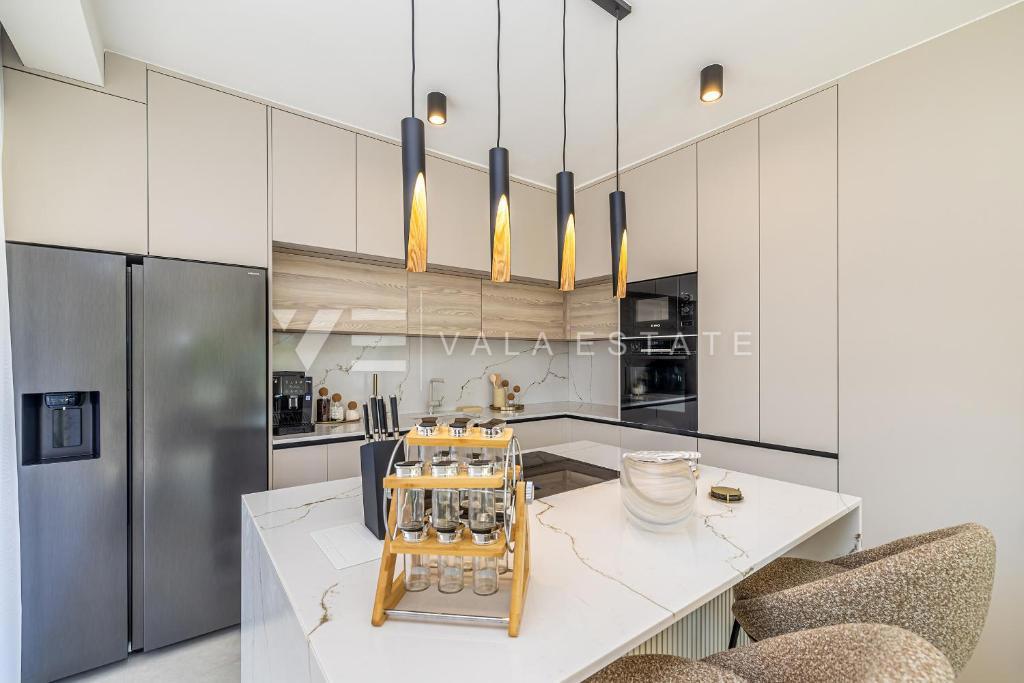 MODERNA CASA SEMINDIPENDENTE CON PISCINA