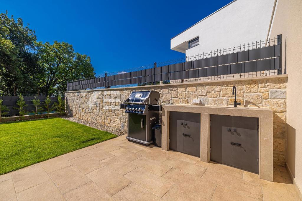 MODERNA CASA SEMINDIPENDENTE CON PISCINA