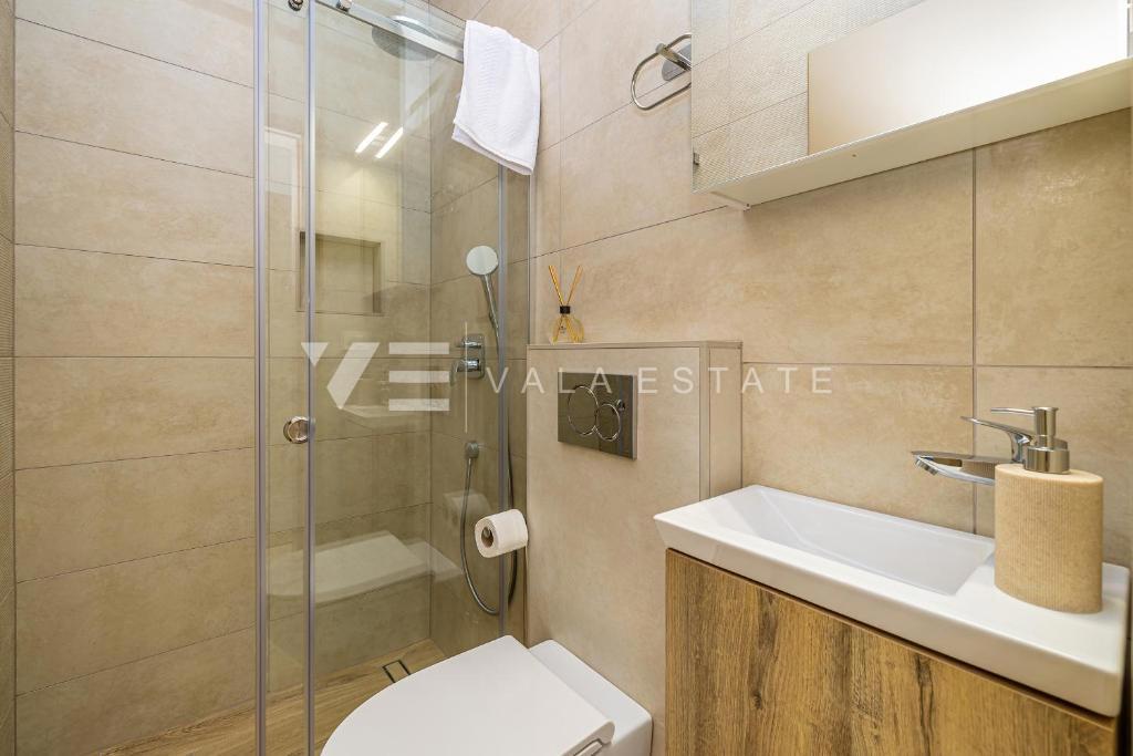 MODERNA CASA SEMINDIPENDENTE CON PISCINA