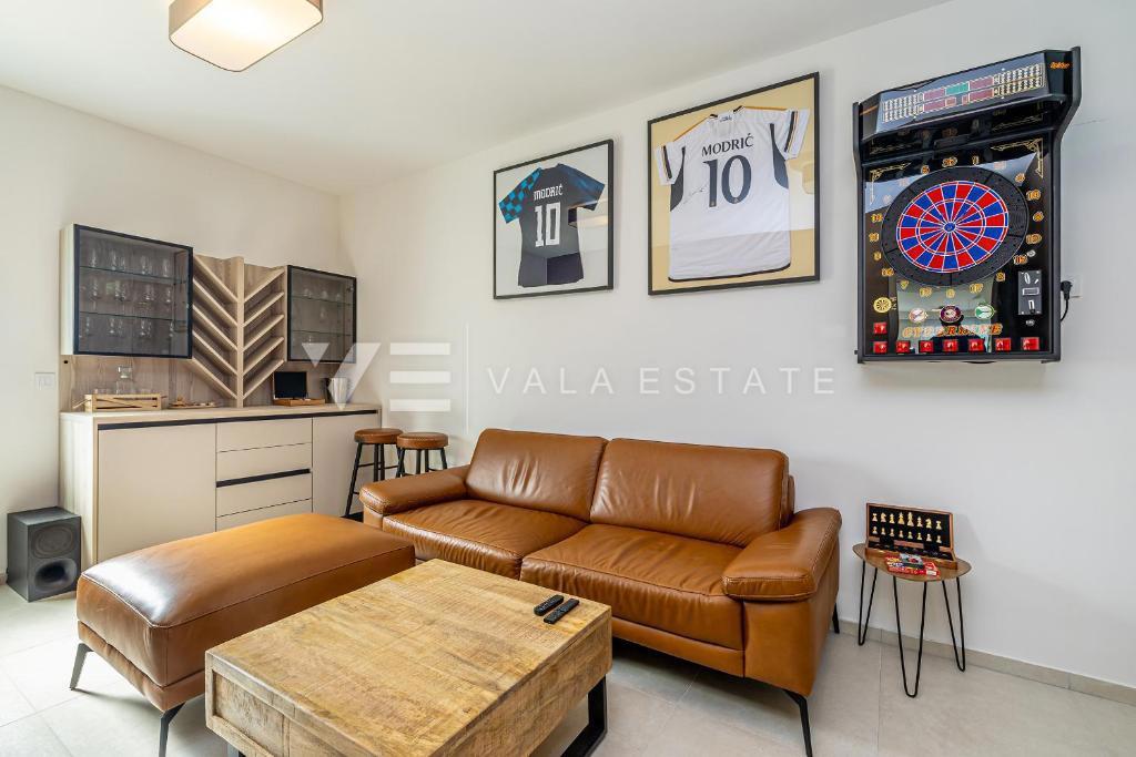 MODERNA CASA SEMINDIPENDENTE CON PISCINA