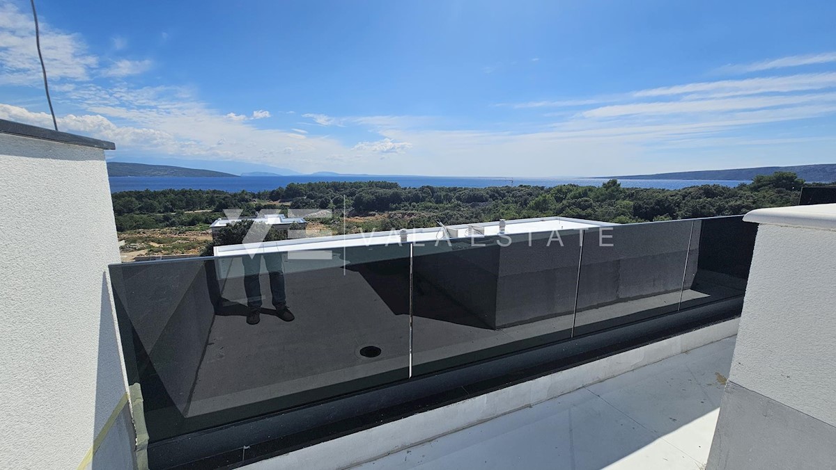 APPARTAMENTO SU DUE PIANI CON PISCINA E VISTA MARE