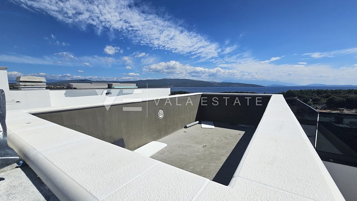 APPARTAMENTO SU DUE PIANI CON PISCINA E VISTA MARE