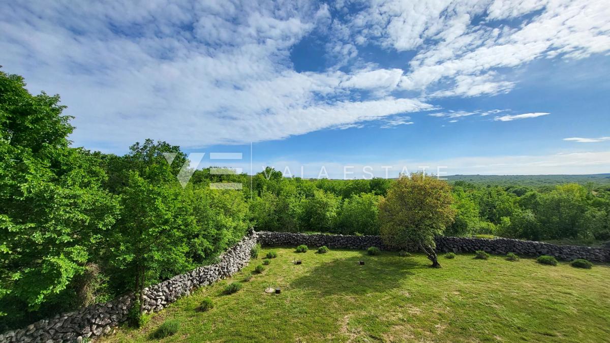  CASA INDIPENDENTE CON DUE APPARTAMENTI E AMPIO GIARDINO