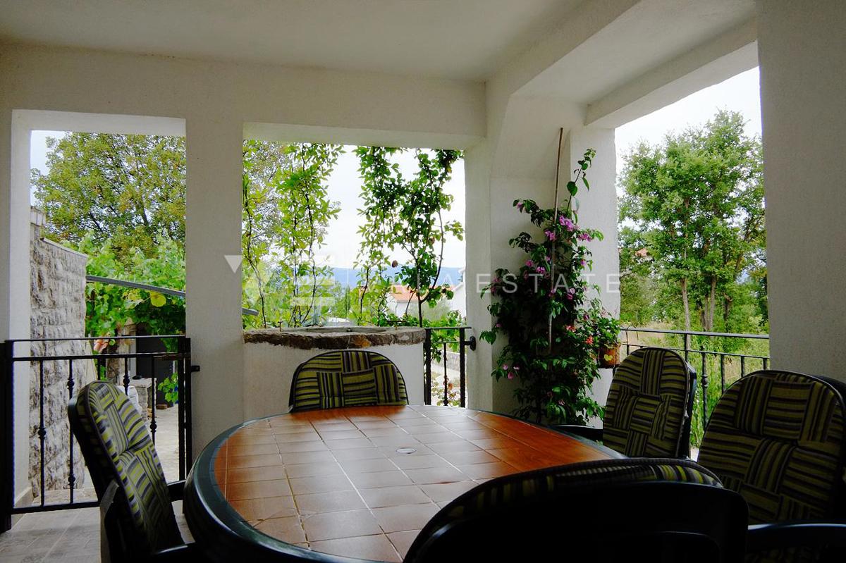 CASA INDIPENDENTE CON SEI UNITA' ABITATIVE