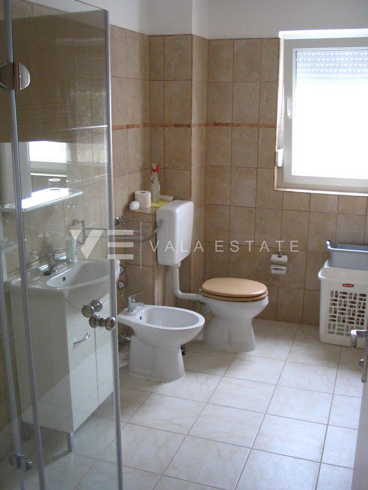 CASA INDIPENDENTE CON SEI UNITA' ABITATIVE