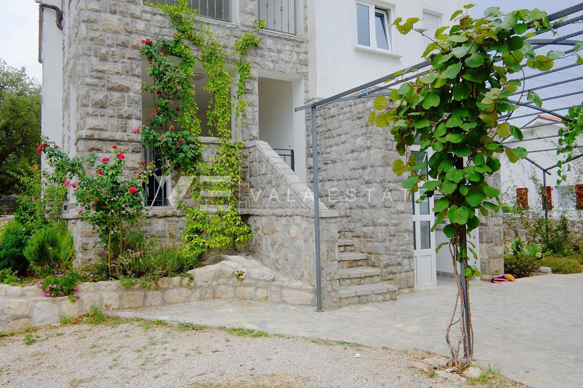 CASA INDIPENDENTE CON SEI UNITA' ABITATIVE