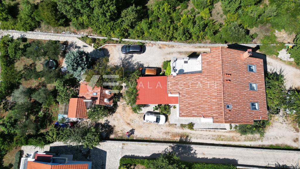 CASA INDIPENDENTE CON SEI UNITA' ABITATIVE