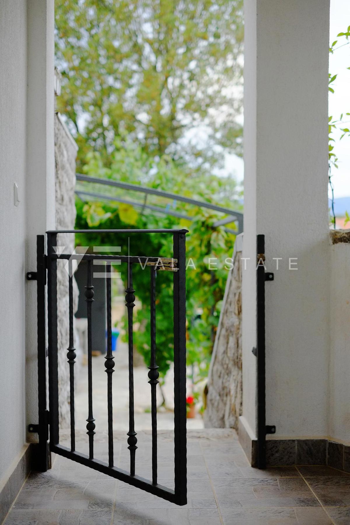 CASA INDIPENDENTE CON SEI UNITA' ABITATIVE