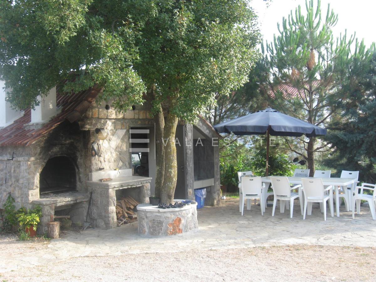 CASA INDIPENDENTE CON SEI UNITA' ABITATIVE