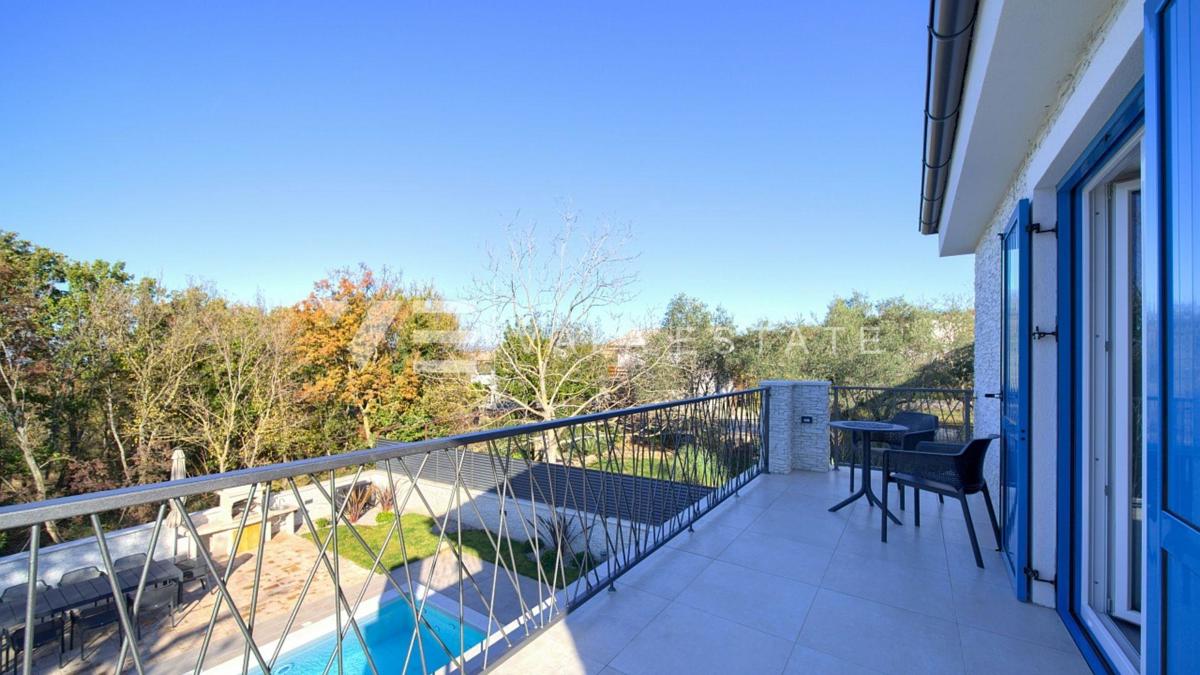 NUOVA VILLA IN PIETRA CON PISCINA IN POSIZIONE TRANQUILLA