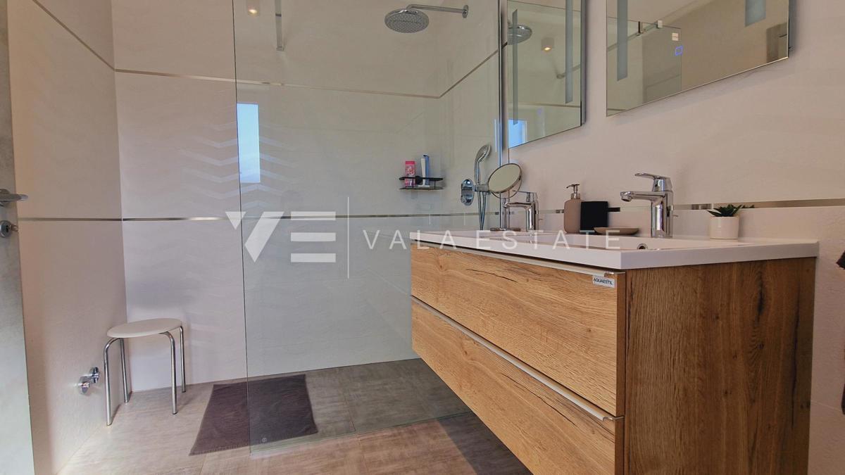 NUOVA VILLA IN PIETRA CON PISCINA IN POSIZIONE TRANQUILLA