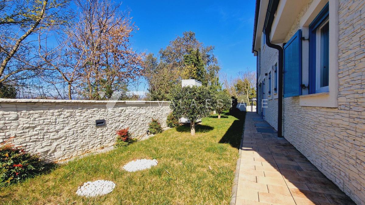 NUOVA VILLA IN PIETRA CON PISCINA IN POSIZIONE TRANQUILLA