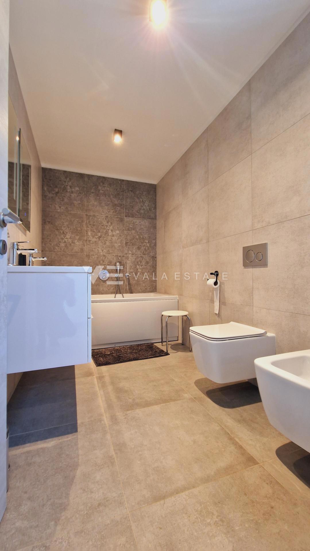 NUOVA VILLA IN PIETRA CON PISCINA IN POSIZIONE TRANQUILLA