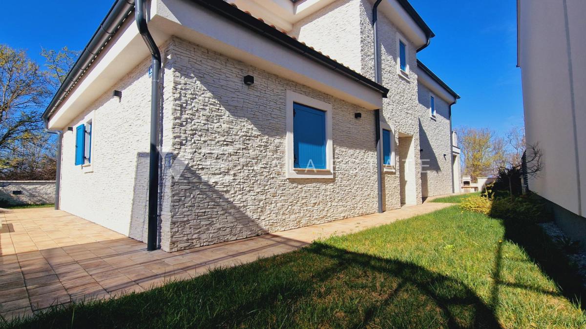 NUOVA VILLA IN PIETRA CON PISCINA IN POSIZIONE TRANQUILLA
