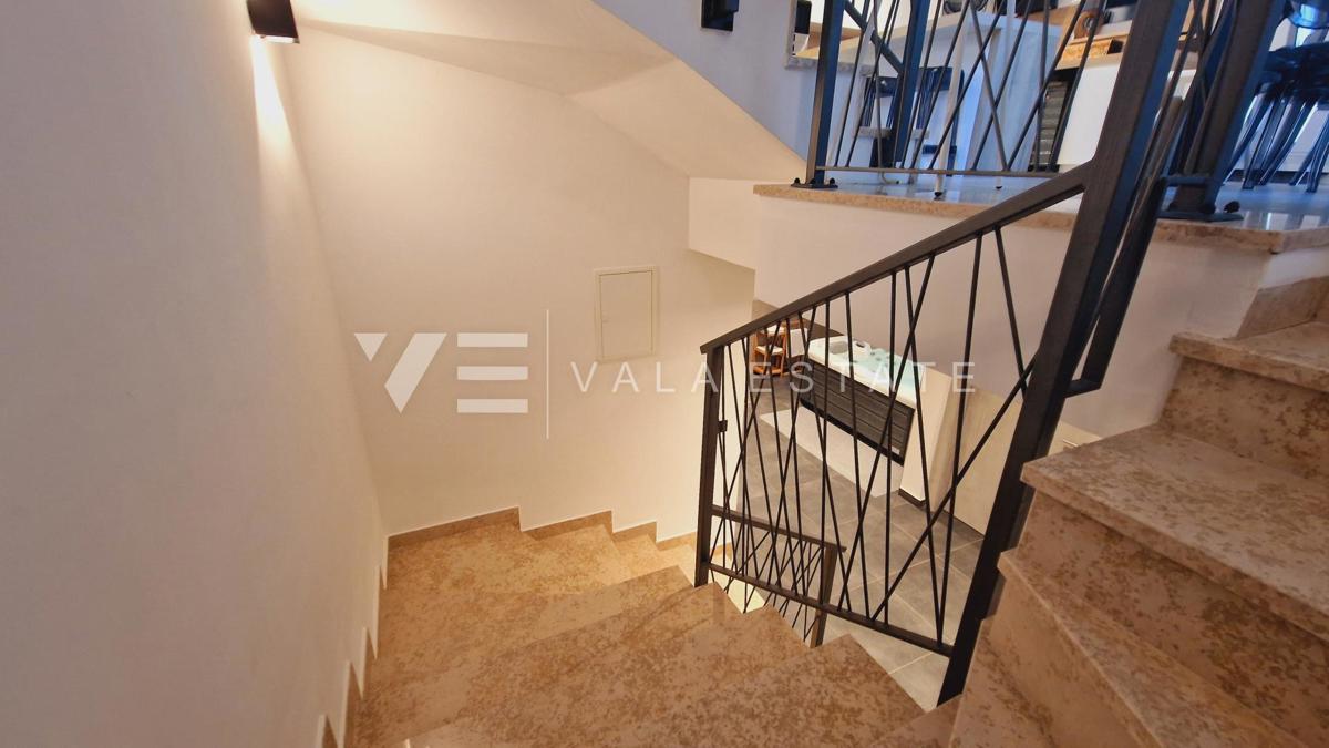 NUOVA VILLA IN PIETRA CON PISCINA IN POSIZIONE TRANQUILLA