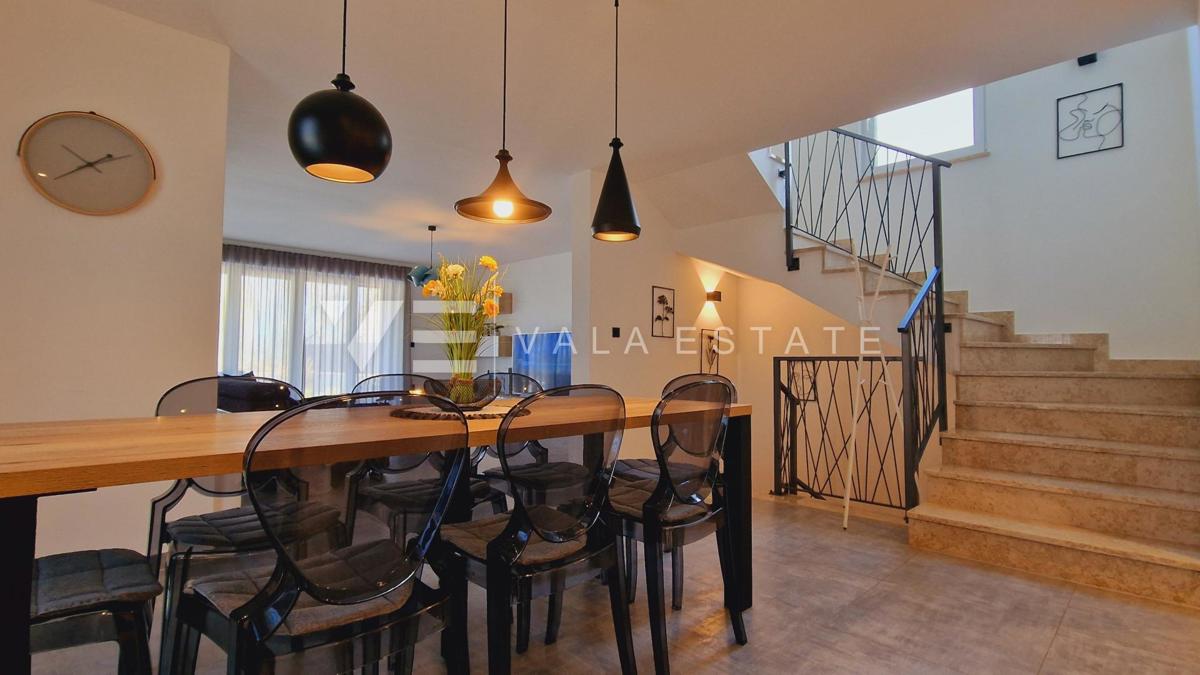 NUOVA VILLA IN PIETRA CON PISCINA IN POSIZIONE TRANQUILLA