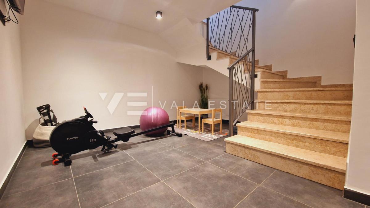 NUOVA VILLA IN PIETRA CON PISCINA IN POSIZIONE TRANQUILLA