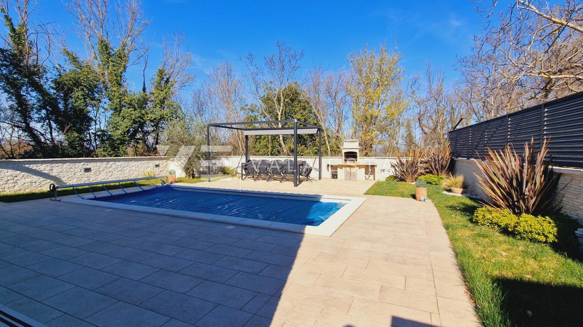 NUOVA VILLA IN PIETRA CON PISCINA IN POSIZIONE TRANQUILLA