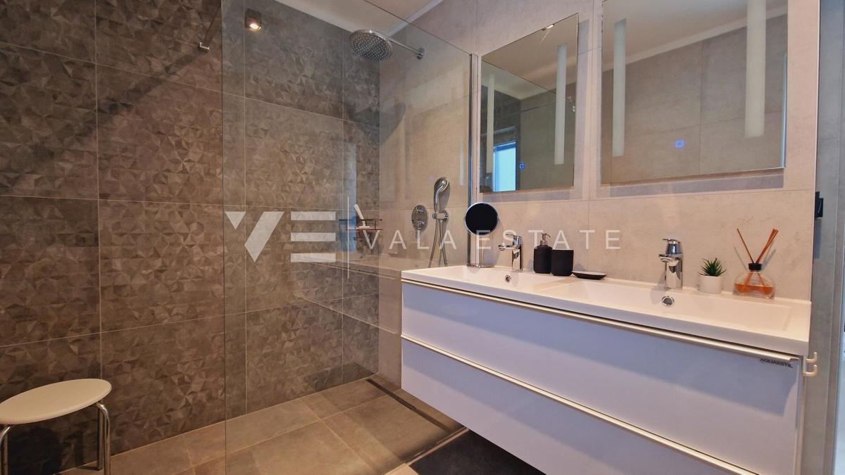 NUOVA VILLA IN PIETRA CON PISCINA IN POSIZIONE TRANQUILLA