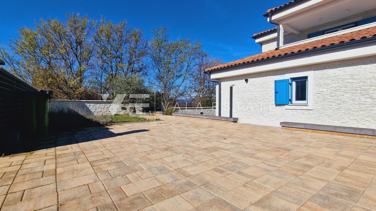 NUOVA VILLA IN PIETRA CON PISCINA IN POSIZIONE TRANQUILLA