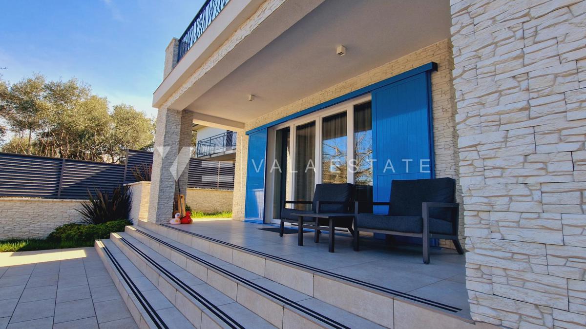NUOVA VILLA IN PIETRA CON PISCINA IN POSIZIONE TRANQUILLA