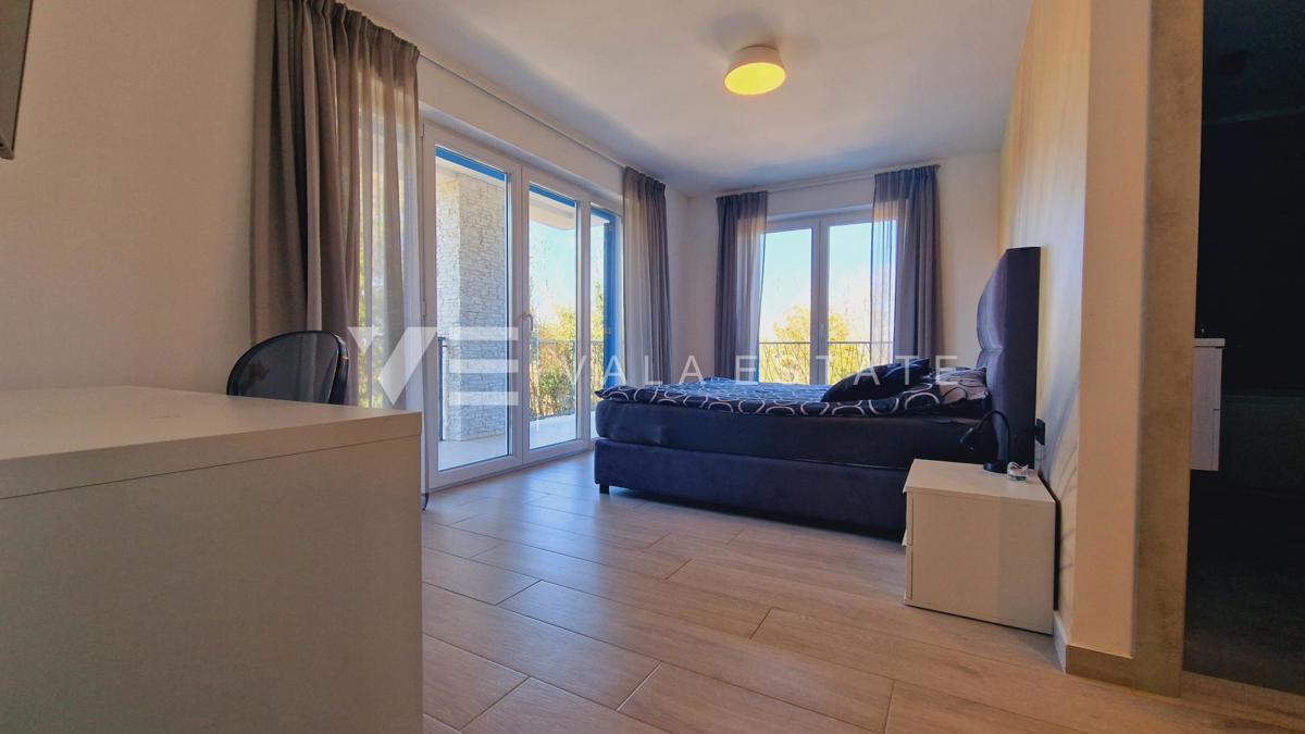 NUOVA VILLA IN PIETRA CON PISCINA IN POSIZIONE TRANQUILLA