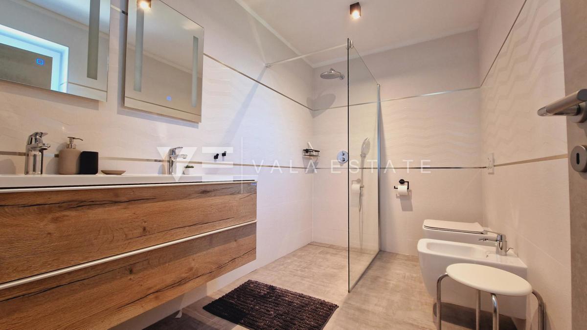 NUOVA VILLA IN PIETRA CON PISCINA IN POSIZIONE TRANQUILLA