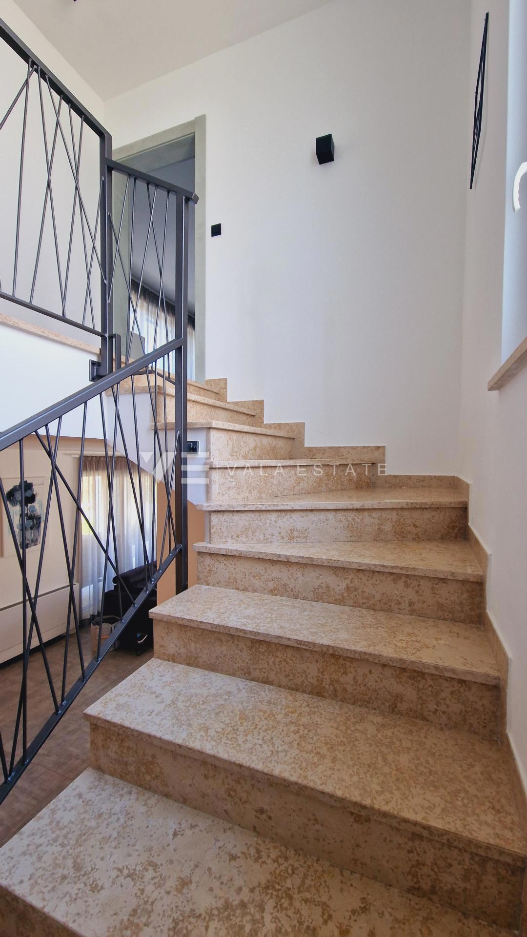 NUOVA VILLA IN PIETRA CON PISCINA IN POSIZIONE TRANQUILLA
