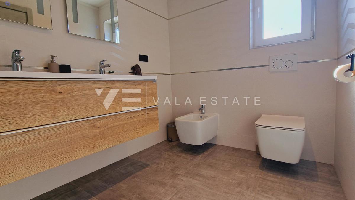NUOVA VILLA IN PIETRA CON PISCINA IN POSIZIONE TRANQUILLA