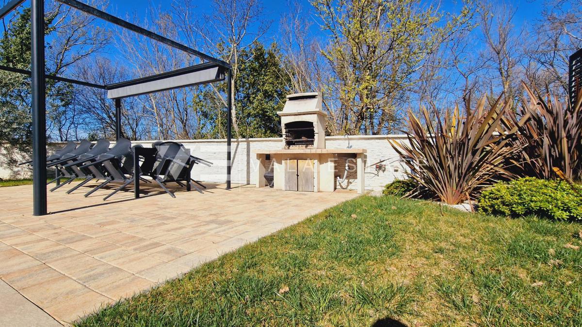 NUOVA VILLA IN PIETRA CON PISCINA IN POSIZIONE TRANQUILLA