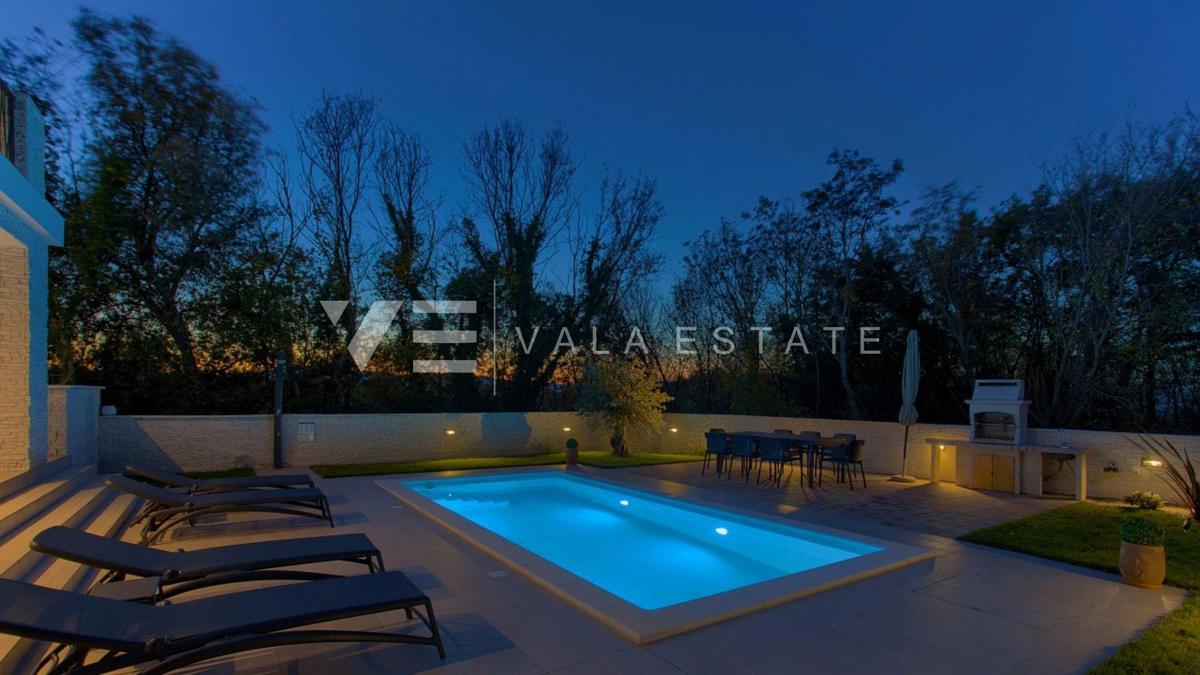 NUOVA VILLA IN PIETRA CON PISCINA IN POSIZIONE TRANQUILLA