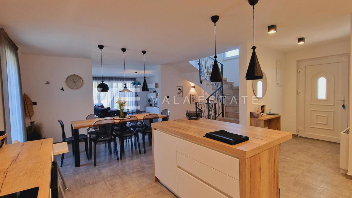 NUOVA VILLA IN PIETRA CON PISCINA IN POSIZIONE TRANQUILLA