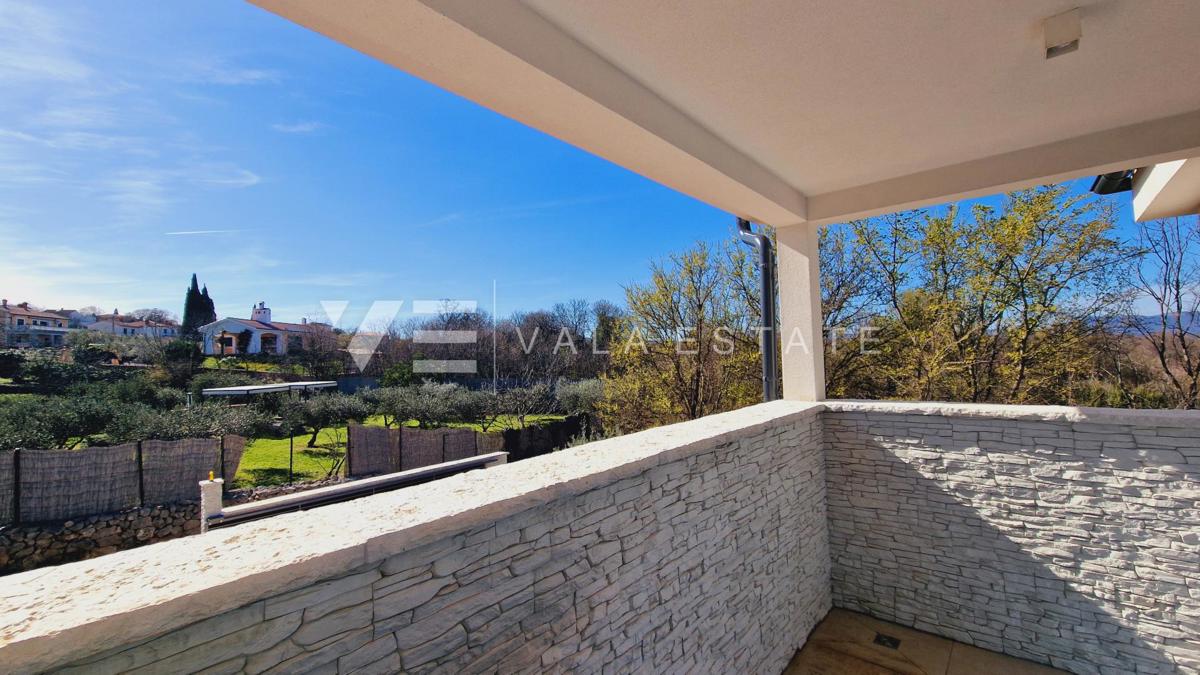 NUOVA VILLA IN PIETRA CON PISCINA IN POSIZIONE TRANQUILLA