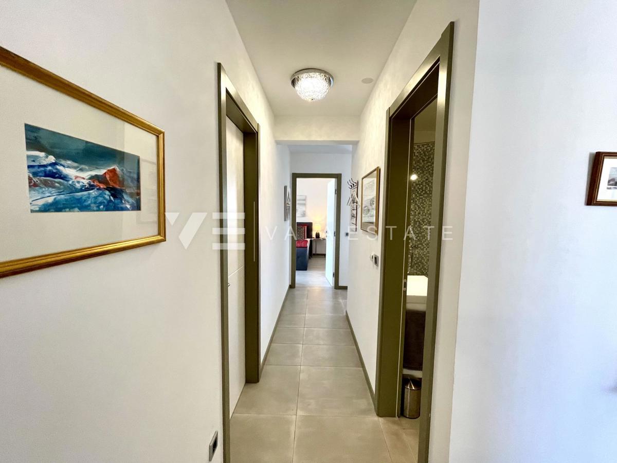 MODERNO TRILOCALE CON PISCINA E VISTA MARE