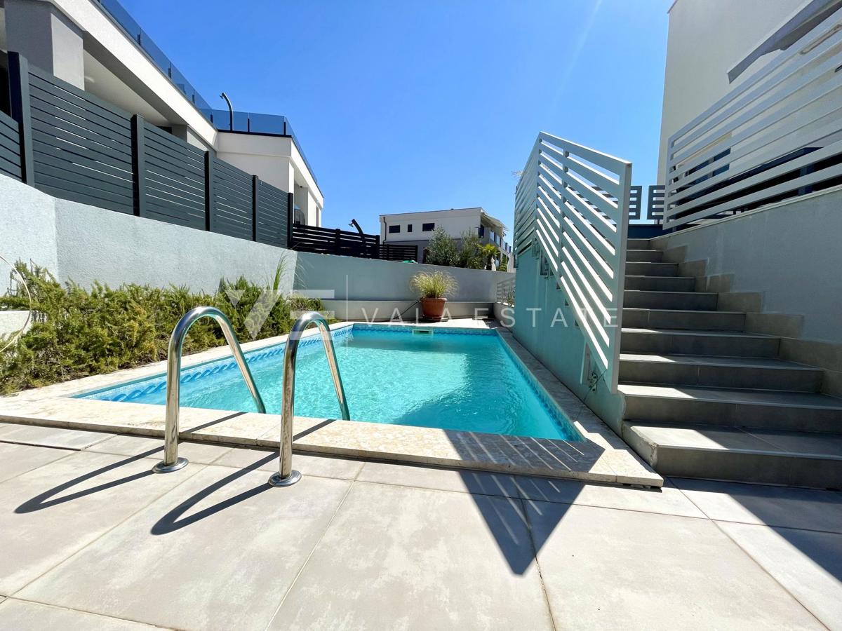 MODERNO TRILOCALE CON PISCINA E VISTA MARE