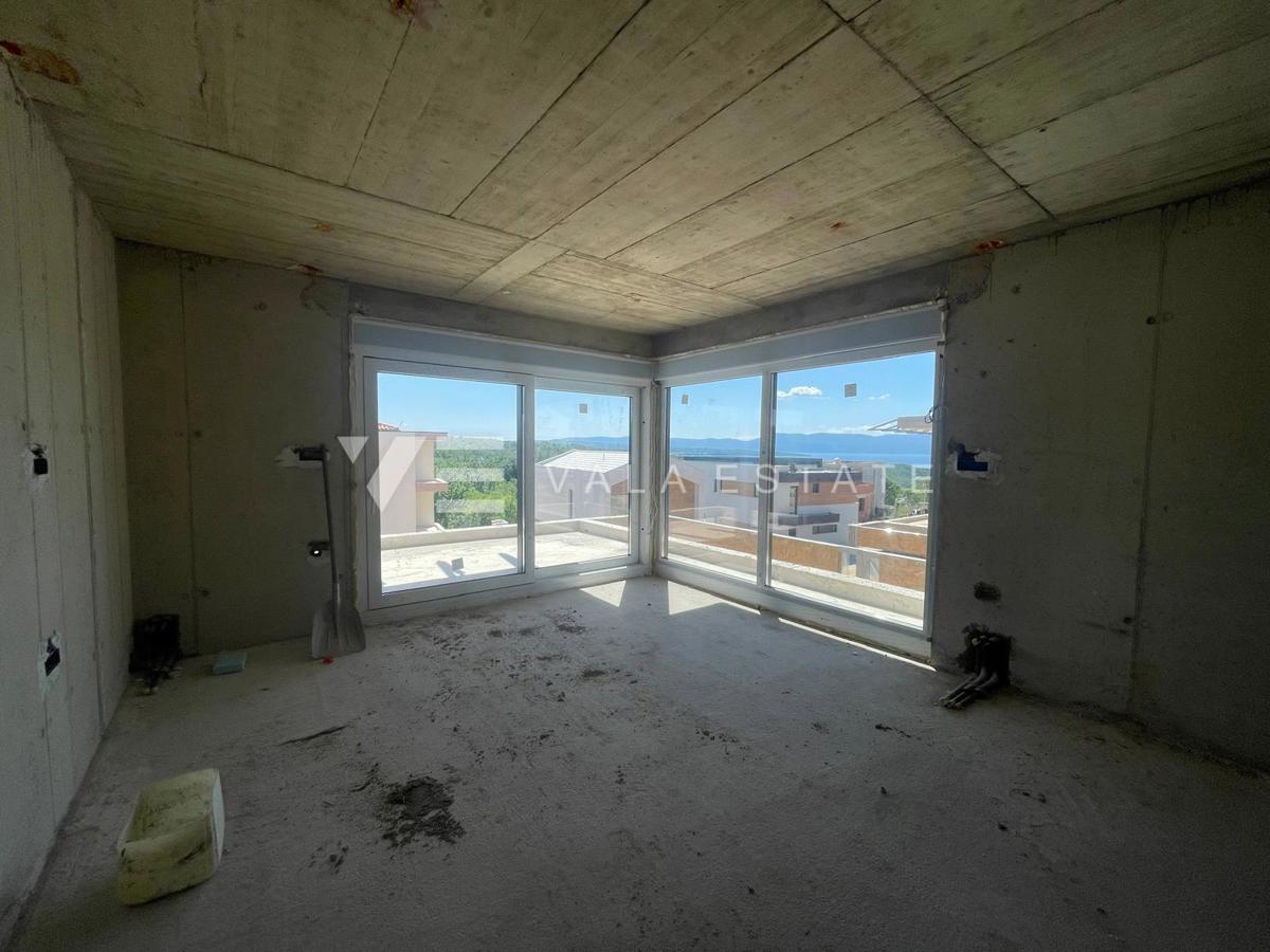 ATTICO IN NUOVO EDIFICIO CON TERRAZZA SUL PIANO TERRA E VISTA MARE APERTA