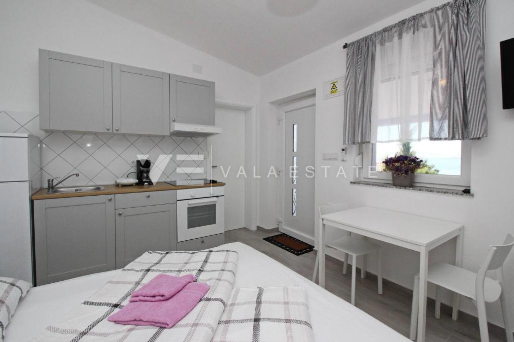 CASA MODERNA INDIPENDENTE IN PRIMA FILA SUL MARE