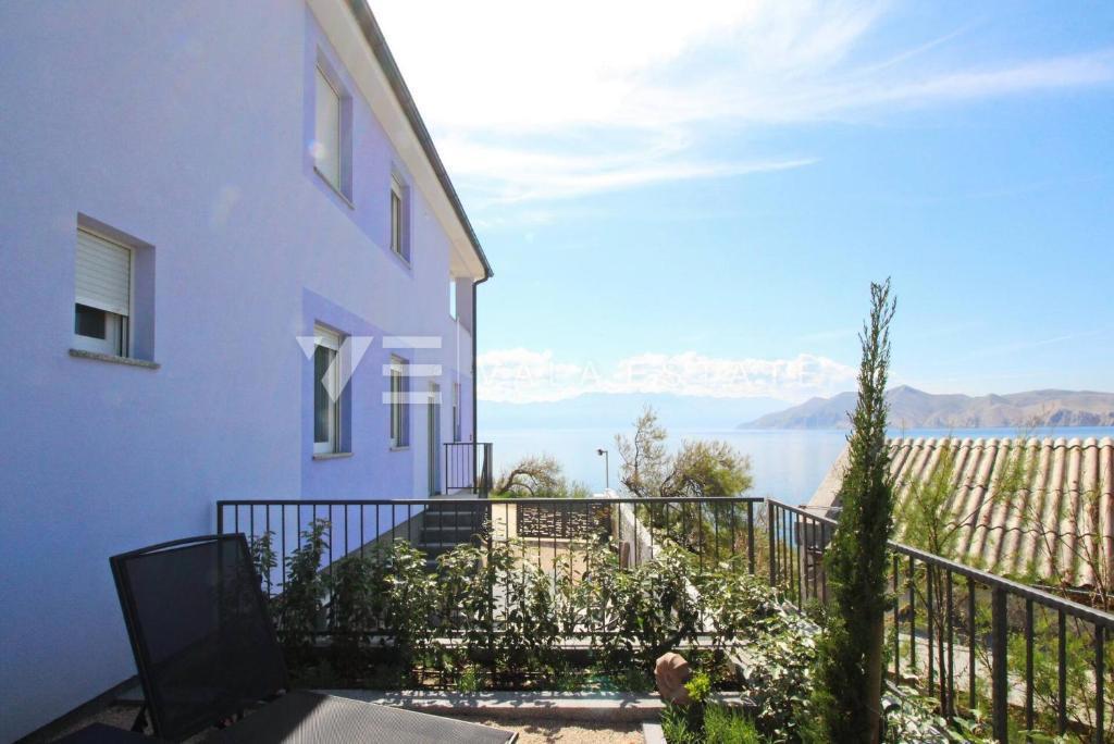 CASA MODERNA INDIPENDENTE IN PRIMA FILA SUL MARE