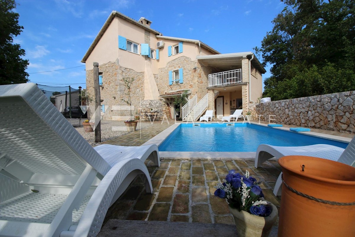 Villa in pietra con una piscina