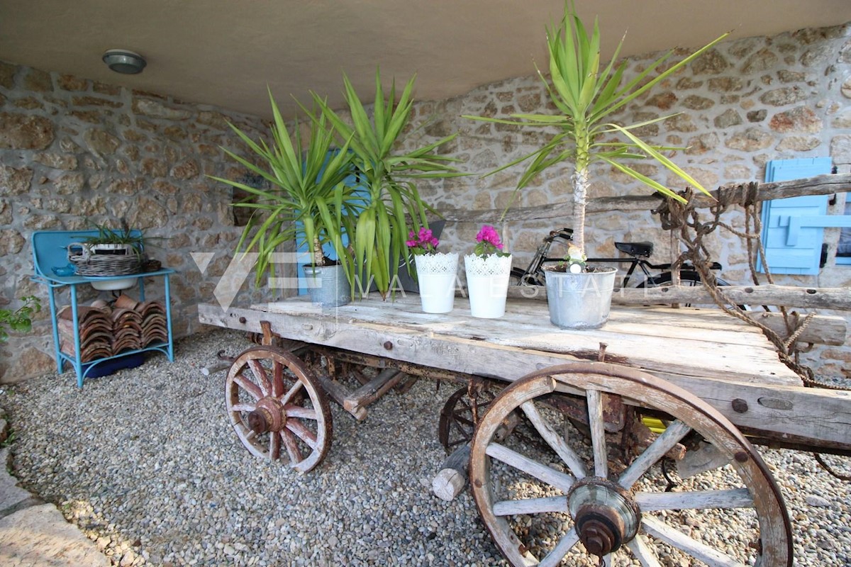 Villa in pietra con una piscina