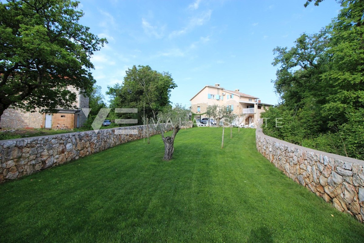 Villa in pietra con una piscina