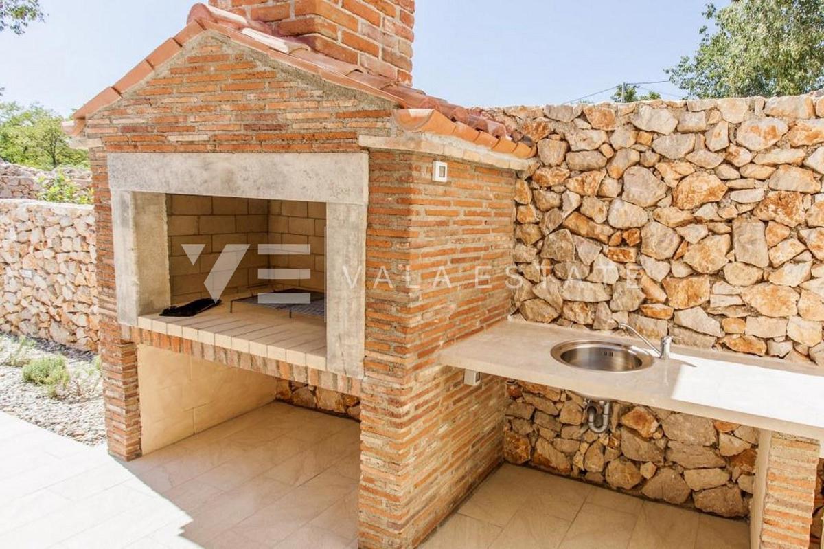 VILLA IN PIETRA CON PISCINA IN POSIZIONE TRANQUILLA