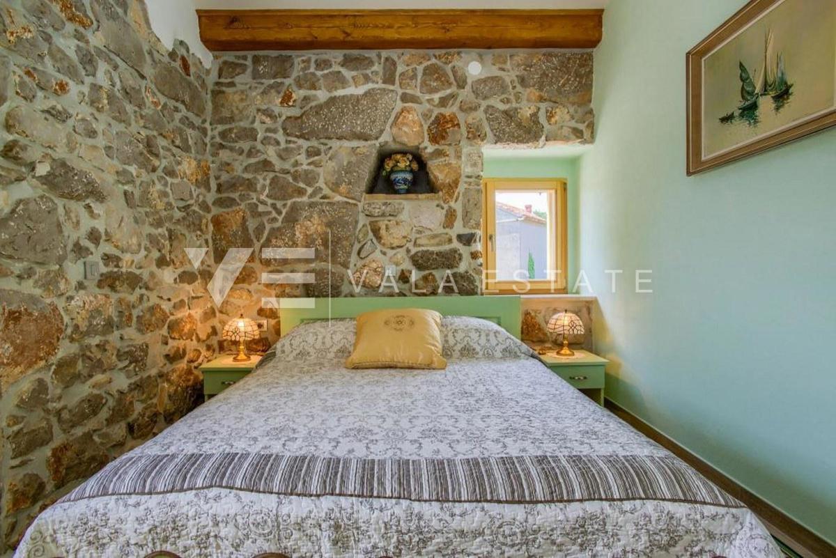 VILLA IN PIETRA CON PISCINA IN POSIZIONE TRANQUILLA