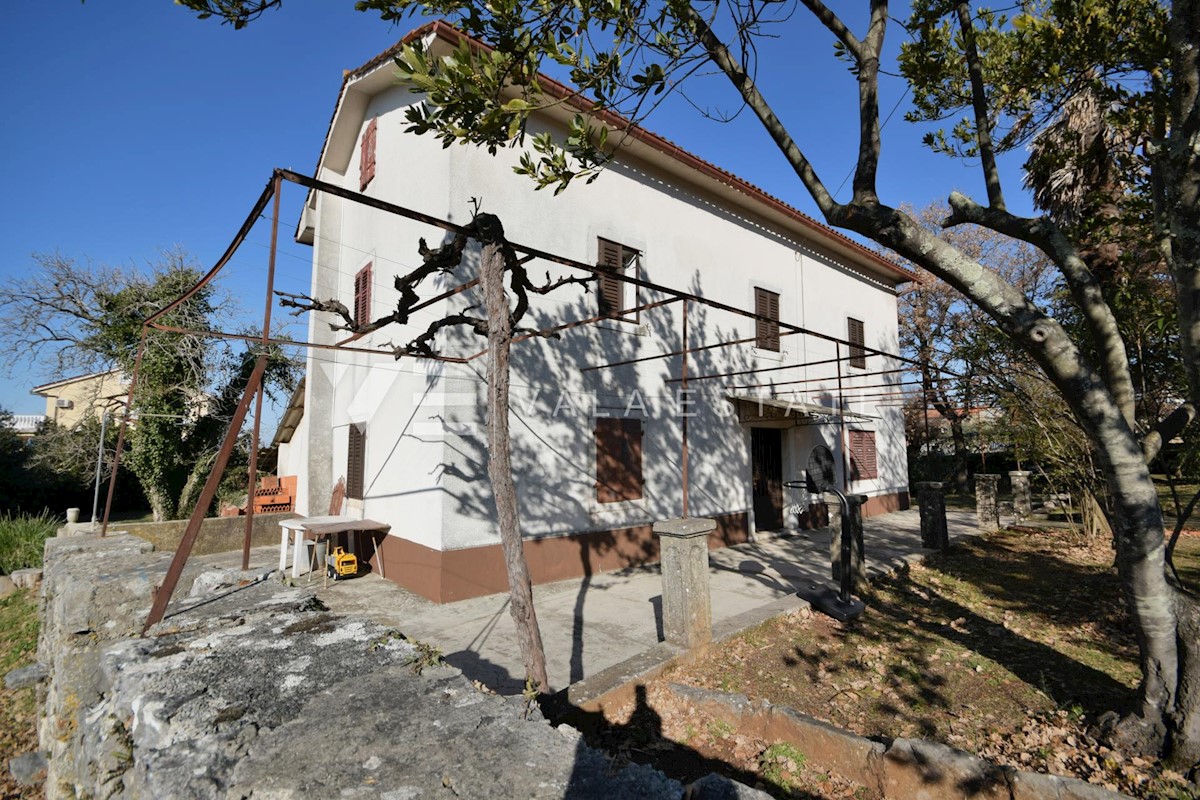 VECCHIA CASA INDIPENDENTE CON AMPIO GIARDINO VICINO AL MARE