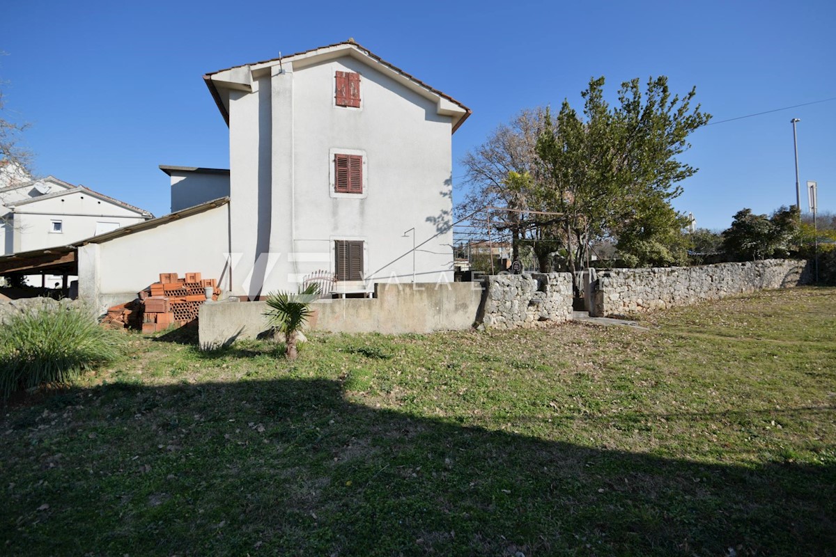 VECCHIA CASA INDIPENDENTE CON AMPIO GIARDINO VICINO AL MARE